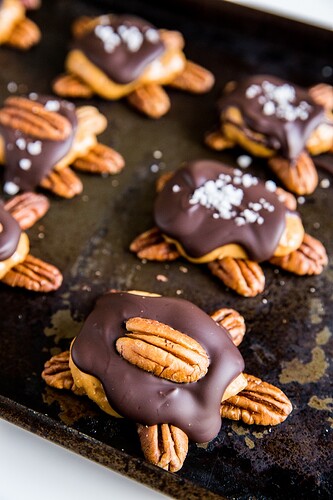 peanut-butter-chocolate-pecan-turtles-keto-5